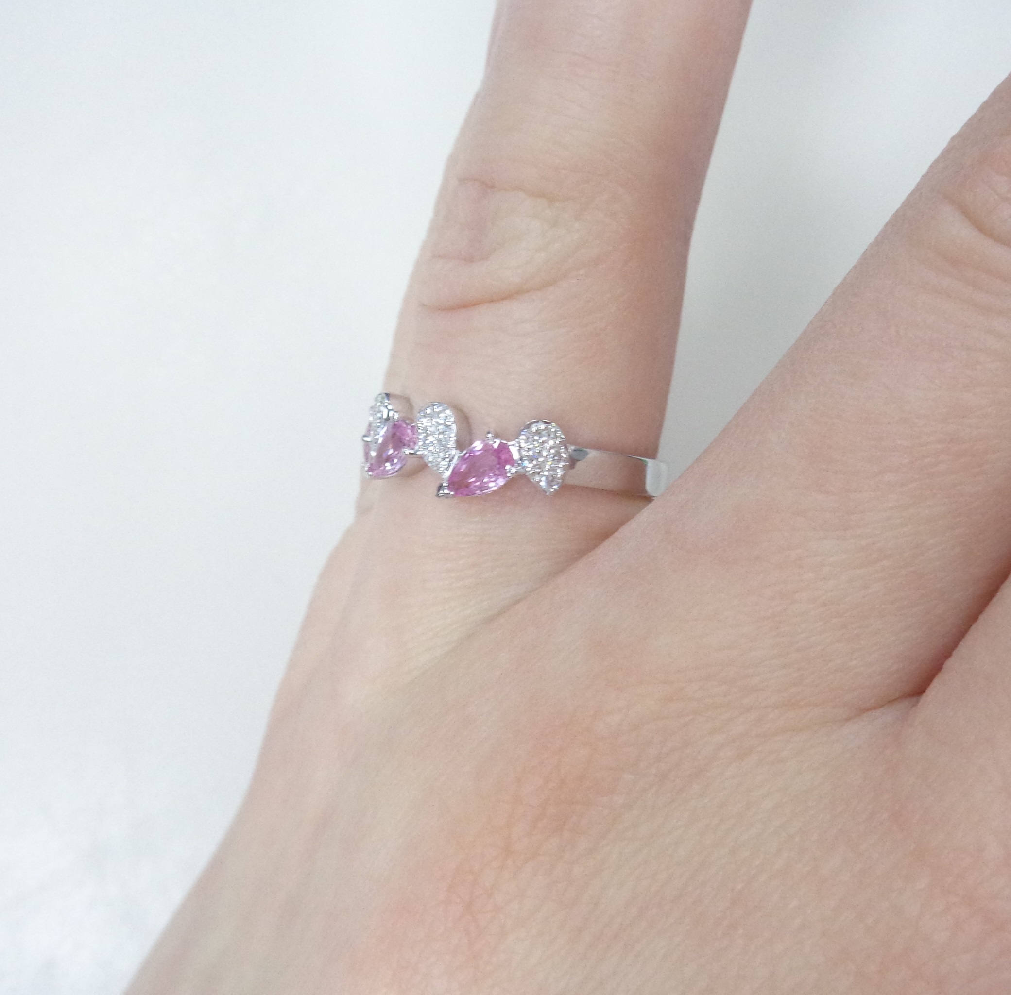 Кольцо из белого золота с розовыми сапфирами